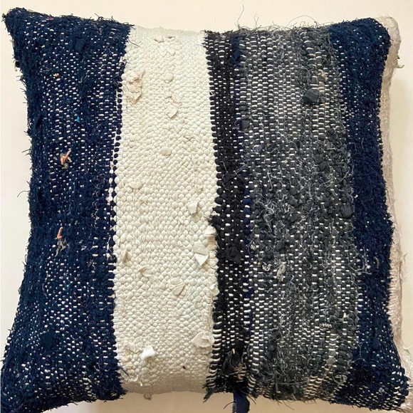 RUG DESIGN PILLOW COVER - Picture 2 of 3